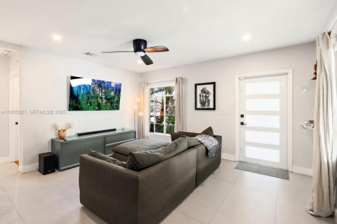 House in Miami, Florida 2 bedrooms, 96.15 sq.m. № 2010336 - photo 13