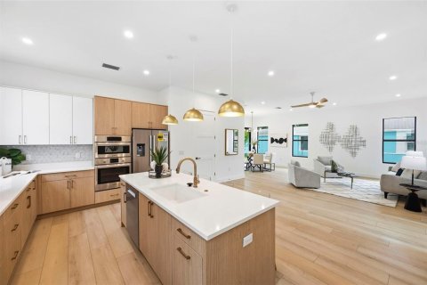 Villa ou maison à louer à Gulfport, Floride: 4 chambres, 259.29 m2 № 2309005 - photo 2
