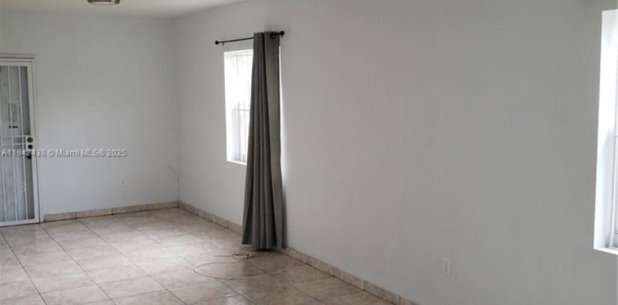 Touwnhouse à Miami, Floride 4 chambres, 130.99 m2 № 1834161