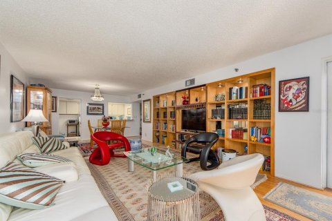 Condo in Clearwater, Florida, 2 bedrooms  № 2195859 - photo 11