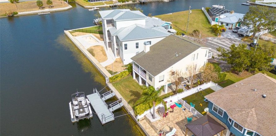 Casa en Hernando Beach, Florida 3 dormitorios, 164.25 m2 № 2096747
