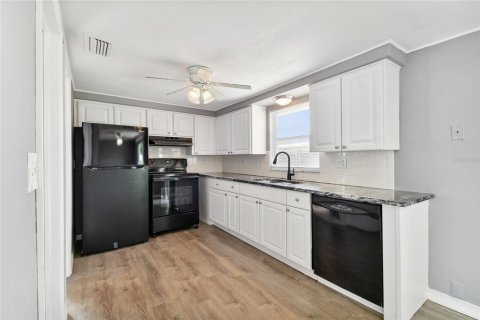 Villa ou maison à louer à Port Richey, Floride: 2 chambres, 97.18 m2 № 2098907 - photo 2