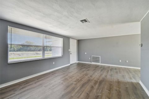Villa ou maison à louer à Port Richey, Floride: 2 chambres, 97.18 m2 № 2098907 - photo 3