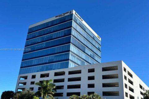 Commercial property in Aventura, Florida № 2091073