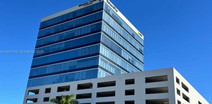 Commercial property in Aventura, Florida № 2091073