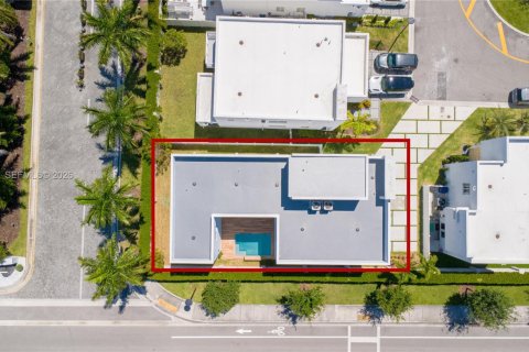 House in Doral, Florida 5 bedrooms, 329.8 sq.m. № 2076291 - photo 22