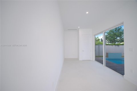 House in Doral, Florida 5 bedrooms, 329.8 sq.m. № 2076291 - photo 12