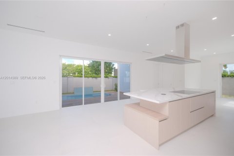 House in Doral, Florida 5 bedrooms, 329.8 sq.m. № 2076291 - photo 14