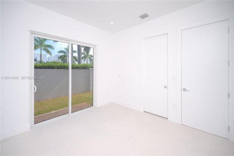 House in Doral, Florida 5 bedrooms, 329.8 sq.m. № 2076291 - photo 18
