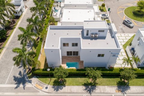 House in Doral, Florida 5 bedrooms, 329.8 sq.m. № 2076291 - photo 20