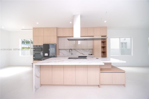 House in Doral, Florida 5 bedrooms, 329.8 sq.m. № 2076291 - photo 3