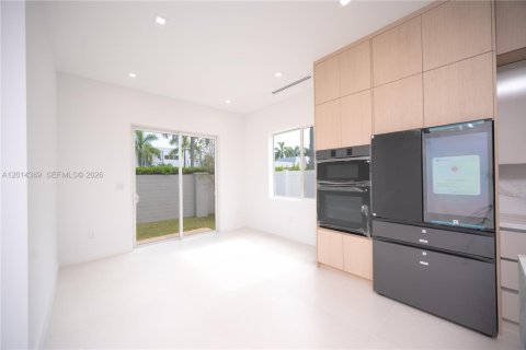 House in Doral, Florida 5 bedrooms, 329.8 sq.m. № 2076291 - photo 6