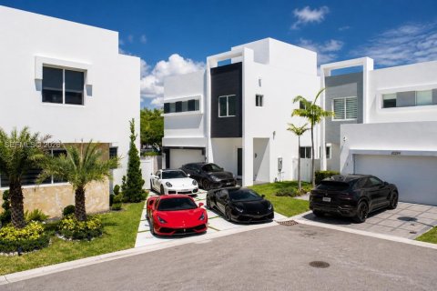 House in Doral, Florida 5 bedrooms, 329.8 sq.m. № 2076291