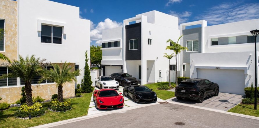 House in Doral, Florida 5 bedrooms, 329.8 sq.m. № 2076291