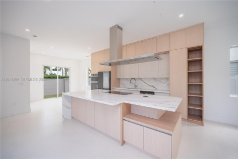 House in Doral, Florida 5 bedrooms, 329.8 sq.m. № 2076291 - photo 8