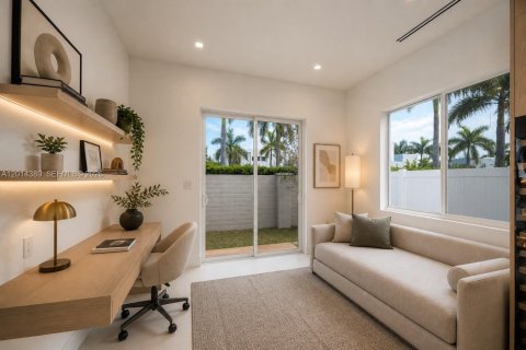 House in Doral, Florida 5 bedrooms, 329.8 sq.m. № 2076291 - photo 11