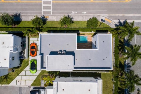 House in Doral, Florida 5 bedrooms, 329.8 sq.m. № 2076291 - photo 21