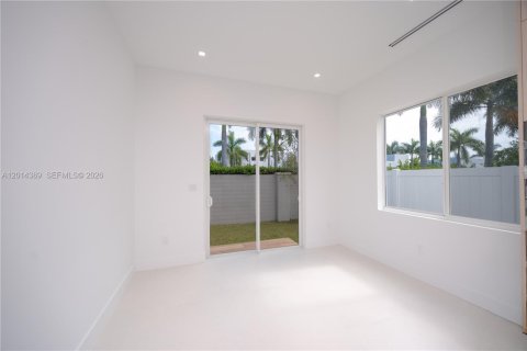 House in Doral, Florida 5 bedrooms, 329.8 sq.m. № 2076291 - photo 9