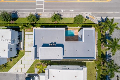 House in Doral, Florida 5 bedrooms, 329.8 sq.m. № 2076291 - photo 24
