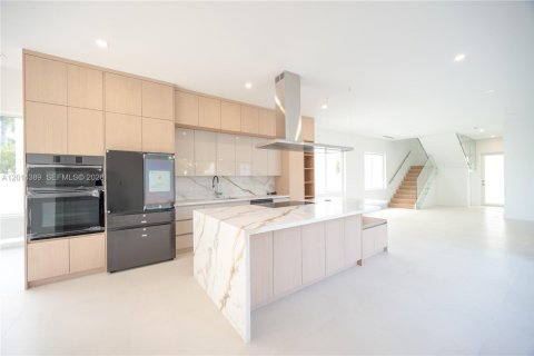 House in Doral, Florida 5 bedrooms, 329.8 sq.m. № 2076291 - photo 4