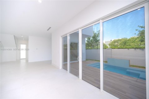 House in Doral, Florida 5 bedrooms, 329.8 sq.m. № 2076291 - photo 15