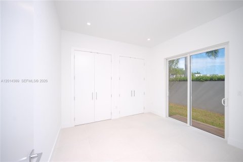 House in Doral, Florida 5 bedrooms, 329.8 sq.m. № 2076291 - photo 16