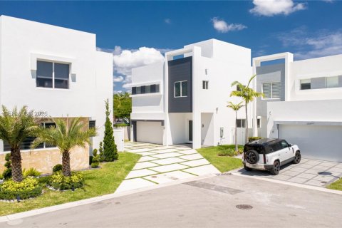 House in Doral, Florida 5 bedrooms, 329.8 sq.m. № 2076291 - photo 19