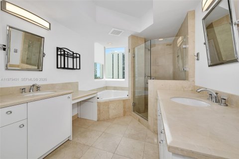 Condo in Aventura, Florida, 2 bedrooms № 2079375 - photo 13