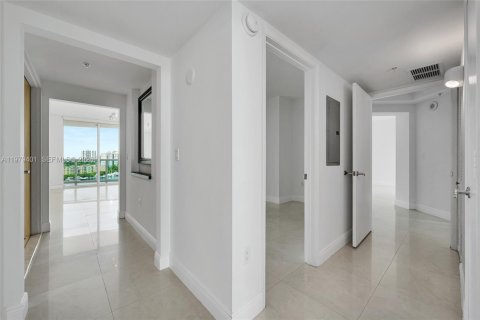 Condo in Aventura, Florida, 2 bedrooms № 2079375 - photo 19
