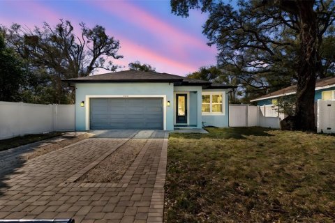 House in Tampa, Florida 4 bedrooms, 165.83 sq.m. № 2101826