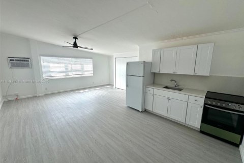 Apartamento en alquiler en Lauderdale-by-the-Sea, Florida, 1 dormitorio, 51.1 m2 № 1850565 - foto 1