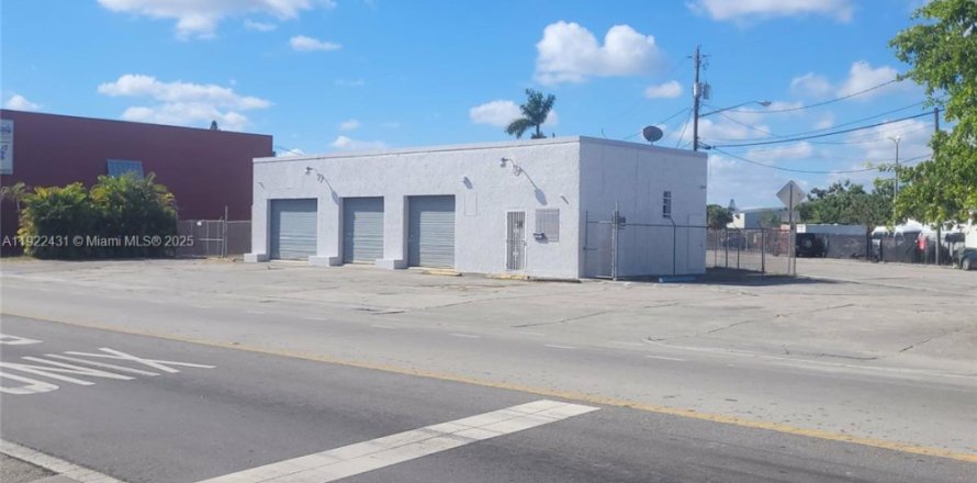 Commercial property in Homestead, Florida № 2018869