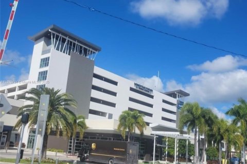 Commercial property in Homestead, Florida № 2018869 - photo 4