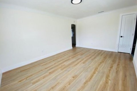 House in Saint Petersburg, Florida 2 bedrooms, 83.61 sq.m. № 1913958 - photo 4