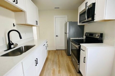 House in Saint Petersburg, Florida 2 bedrooms, 83.61 sq.m. № 1913958 - photo 6