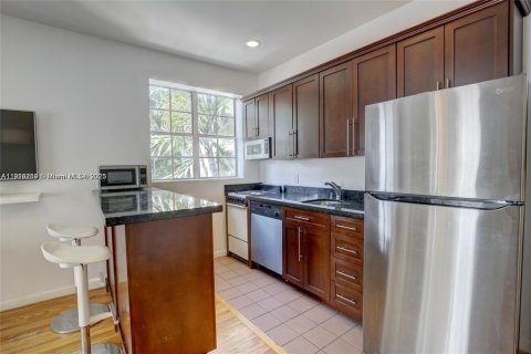 Condo in Miami Beach, Florida, 2 bedrooms № 2082677 - photo 5