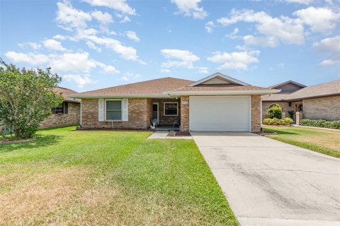 House in Lakeland, Florida 2 bedrooms, 143.26 sq.m. № 1675914 - photo 1