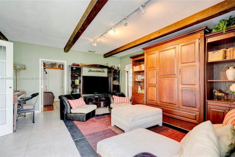 Casa en venta en Miami, Florida, 4 dormitorios, 212.65 m2 № 1943610 - foto 12