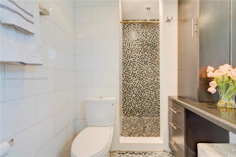 Casa en venta en Miami, Florida, 4 dormitorios, 212.65 m2 № 1943610 - foto 28