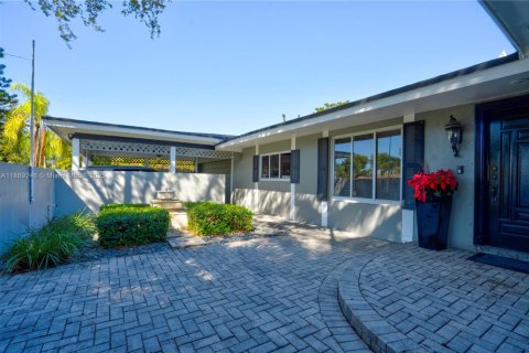 Casa en venta en Miami, Florida, 4 dormitorios, 212.65 m2 № 1943610 - foto 1