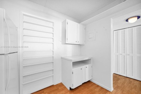 Condo in Hollywood, Florida, 1 bedroom  № 1970977 - photo 24