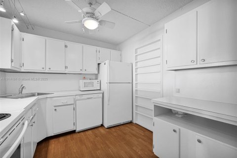 Condo in Hollywood, Florida, 1 bedroom  № 1970977 - photo 21