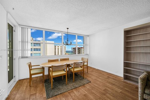 Condo in Hollywood, Florida, 1 bedroom  № 1970977 - photo 13