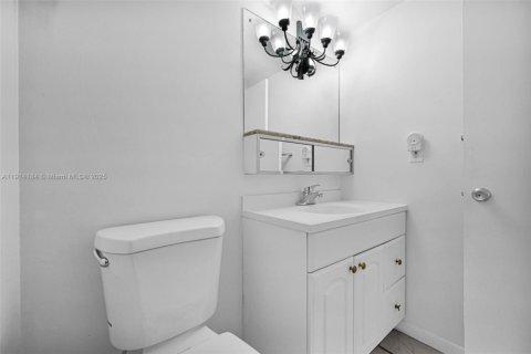 Condo in Hollywood, Florida, 1 bedroom  № 1970977 - photo 28