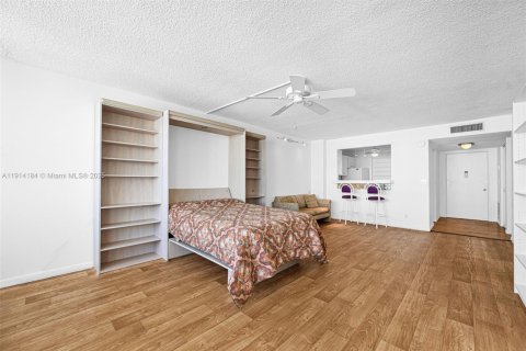 Condo in Hollywood, Florida, 1 bedroom  № 1970977 - photo 17