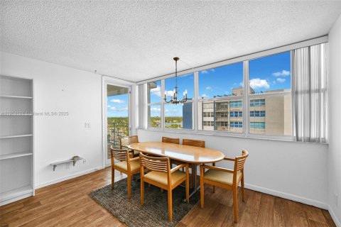 Condo in Hollywood, Florida, 1 bedroom  № 1970977 - photo 14