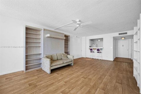 Condo in Hollywood, Florida, 1 bedroom  № 1970977 - photo 15