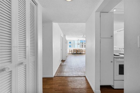 Condo in Hollywood, Florida, 1 bedroom  № 1970977 - photo 23