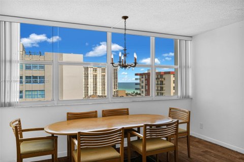 Condo in Hollywood, Florida, 1 bedroom  № 1970977 - photo 16