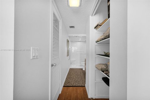 Condo in Hollywood, Florida, 1 bedroom  № 1970977 - photo 3